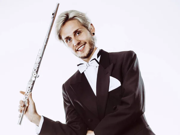 Mužské flétnista nosí frak drží flétnu — Stock fotografie