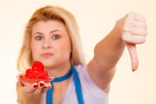 Frau hält Erdbeer süßen Cupcake — Stockfoto