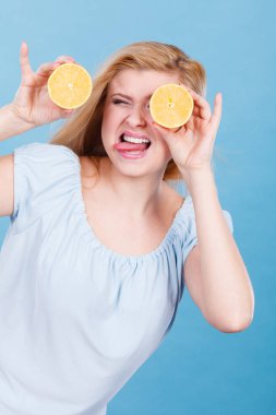 Limonlu narenciye gözleriyle kapsayan kız