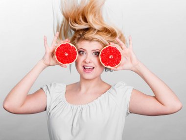 Kırmızı greyfurt deli karanlıkve saç olması tutan kadın