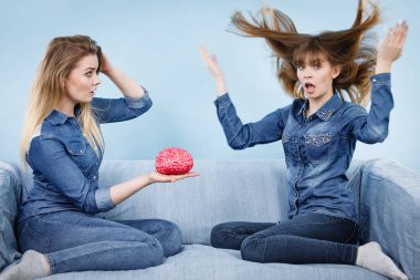 Düşünme iki kadın arkadaş