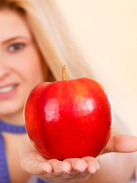 Kobieta trzyma Czerwone jabłko, zdrowe jedzenie koncepcja — Zdjęcie stockowe