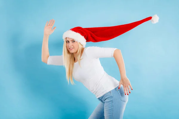 Frau mit windgeblasenem Weihnachtsmann-Hut — Stockfoto