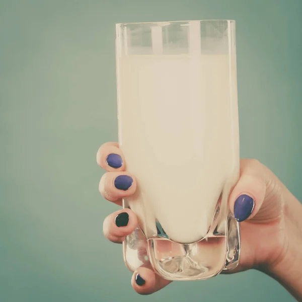 Femme main tenant verre de lait — Photo