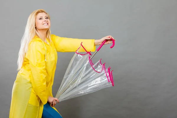 Šťastná žena nosí pláštěnku drží transparentní deštník — Stock fotografie