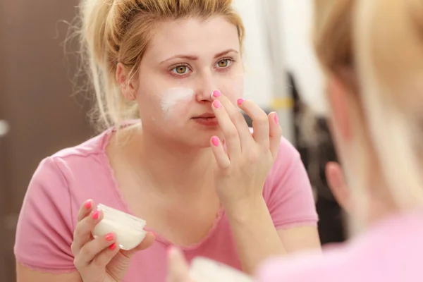 Kadın yüz kremi parmağını ile uygulama — Stok fotoğraf
