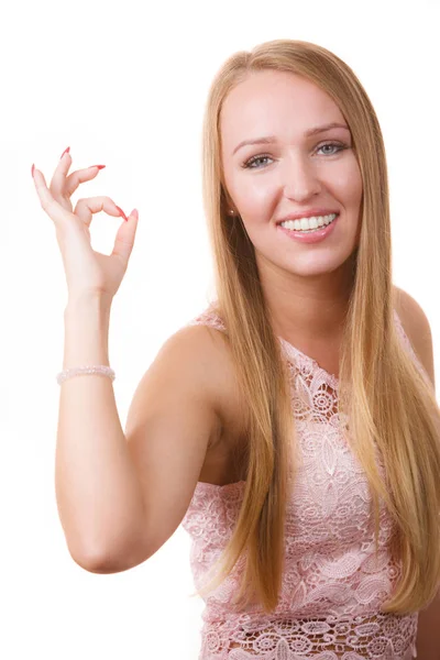 Mujer mostrando un gesto aceptable — Foto de Stock