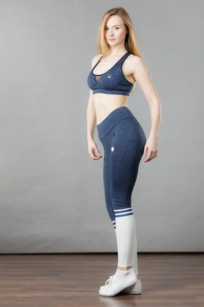 Mulher vestindo roupa de treino desportivo — Fotografia de Stock