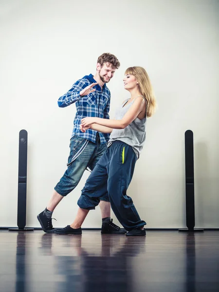 युवा पुरुष आणि स्त्री जोडपे नृत्य हिप-हॉप — स्टॉक फोटो, इमेज