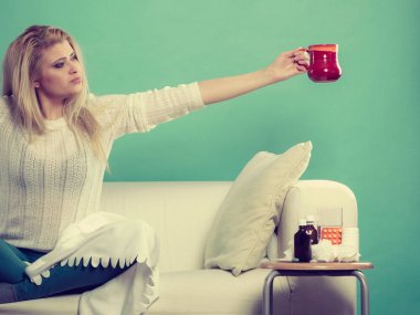 Mutlu kadın gösteren fincan çay