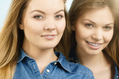 İki mutlu kadın arkadaşlar eğlenmeye