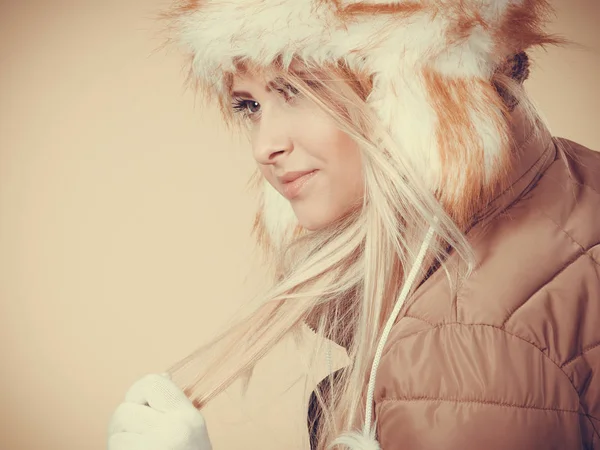 Kış tüylü şapkalı sarışın kadın — Stok fotoğraf