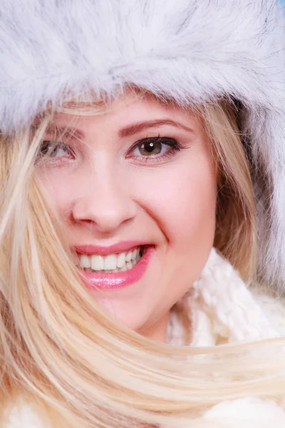 金发女人，冬天毛茸茸的帽子 — 图库照片