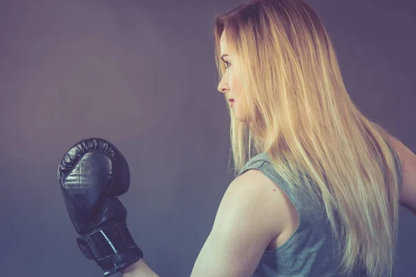 Boxer girl exercise with boxing gloves. — Stock Photo, Image