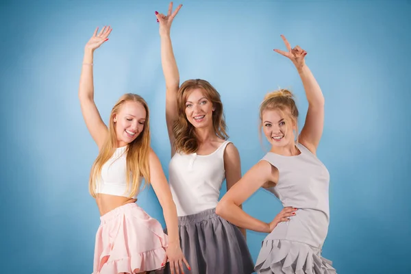 Positive Freundinnen, die Spaß haben — Stockfoto