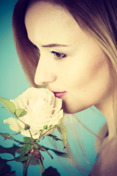 Střílel na modré ženy držící bílá růže — Stock fotografie