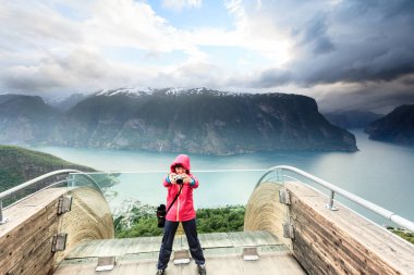 Turist fotoğrafçı ile fotoğraf makinesi Stegastein uyanık, Norveç