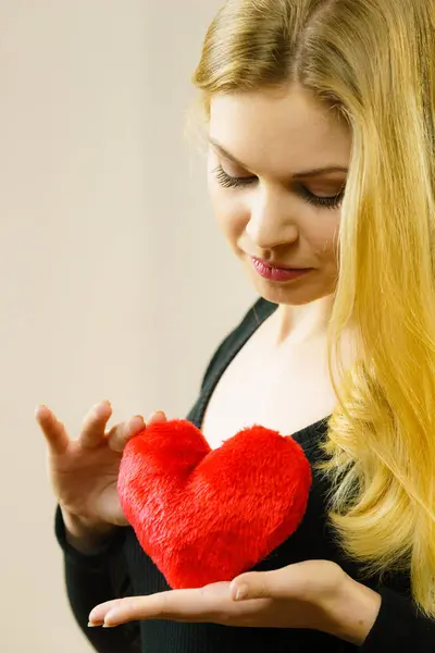 O femeie nostalgică care ține inima roșie — Fotografie, imagine de stoc