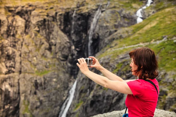 Turystyczna kobieta na Trollstigen viewpoint w Norwegii — Zdjęcie stockowe