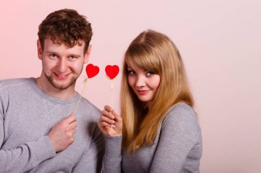 Aşk sembolleri tutan çifti.