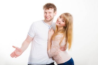 Mutlu arkadaşlığını çift birbirlerine sarılma.