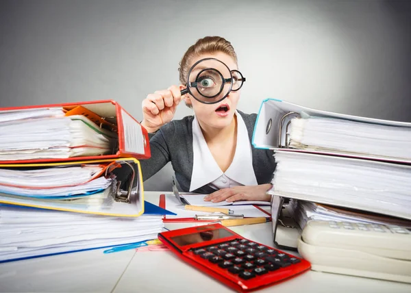 Louco escritório senhora na mesa . — Fotografia de Stock