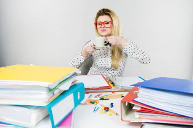 Sıcak kahve içme ofisinde mutlu kadın