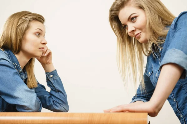 Due donne che litigano — Foto Stock