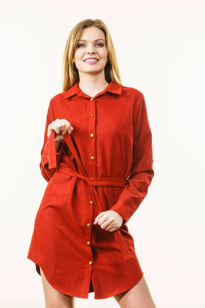 Kvinnliga bär casual röd klänning — Stockfoto