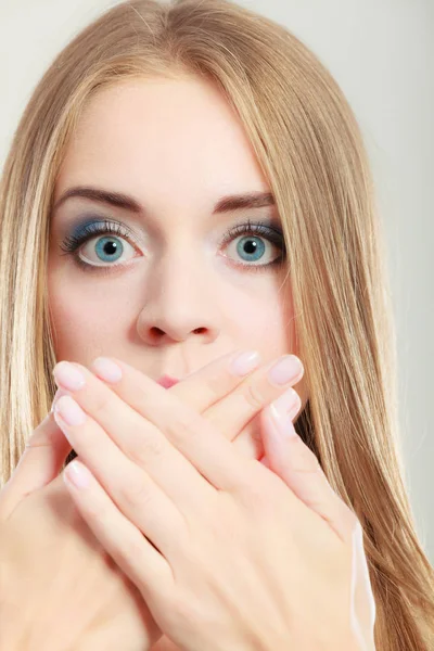 Förvånad kvinna som täcker hennes mun med händer — Stockfoto