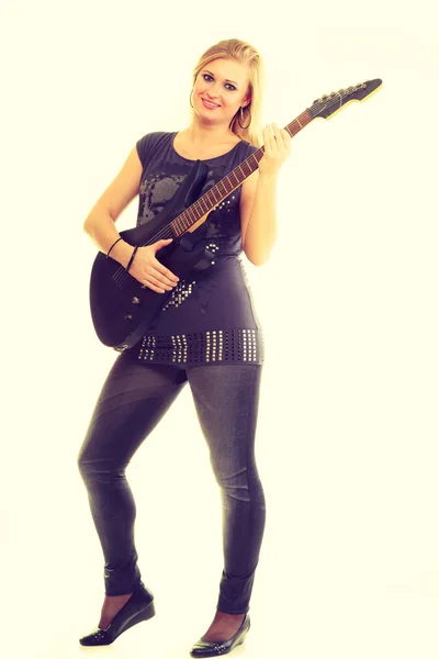 Artista donna con chitarra elettrica . — Foto Stock