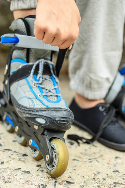 Donna che indossa pattini a rotelle all'aperto . — Foto Stock