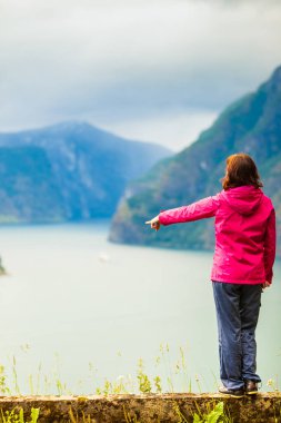 Norveç Fiyordu görünümünde turist kadının