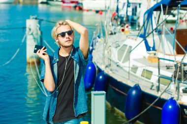 Müzik güneş gözlüklü sarışın adam