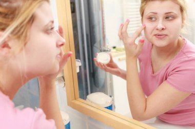 Kadın yüz kremi parmağını ile uygulama