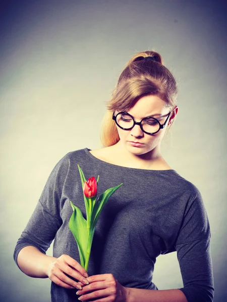 Розчарована засмучена дівчина з одним тюльпаном . — стокове фото