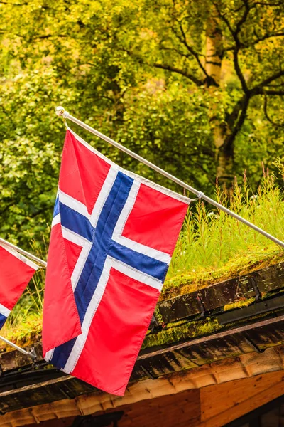 Kleine vlag van Noorwegen in de rij buiten — Stockfoto