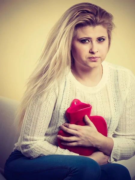 Vrouw gevoel maag krampen zittend op cofa — Stockfoto