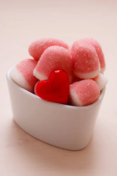 Gelées roses ou guimauves avec sucre dans un bol — Photo