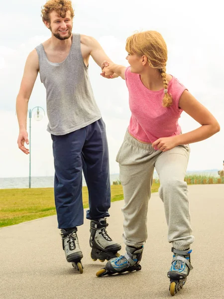 Patinador pareja patinaje al aire libre — Foto de Stock