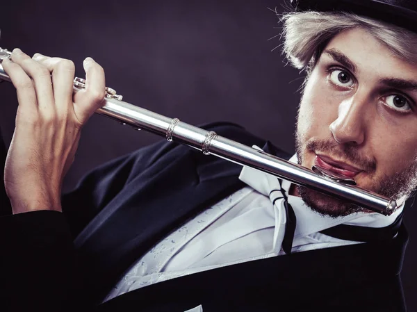 Elegantemente vestido músico masculino tocando flauta — Fotografia de Stock