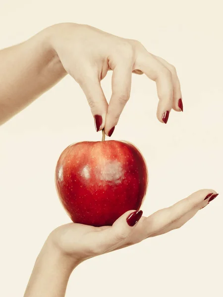 Kobieta ręka trzyma Czerwone jabłko, zdrowe jedzenie koncepcja — Zdjęcie stockowe