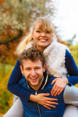 kadın parkta atçılık veren adam