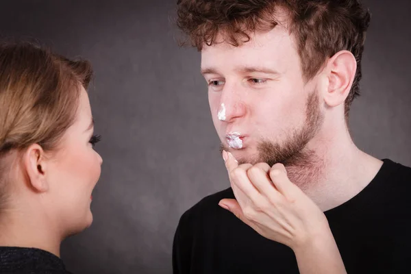 Kadın Güzellik erkek dudaklarından krem uygulamak. — Stok fotoğraf
