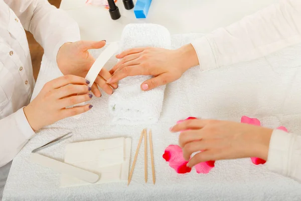 Mulher recebendo manicure feito unhas de arquivo — Fotografia de Stock