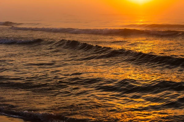 Vacker röd solnedgång över havet ytbehandlar — Stockfoto