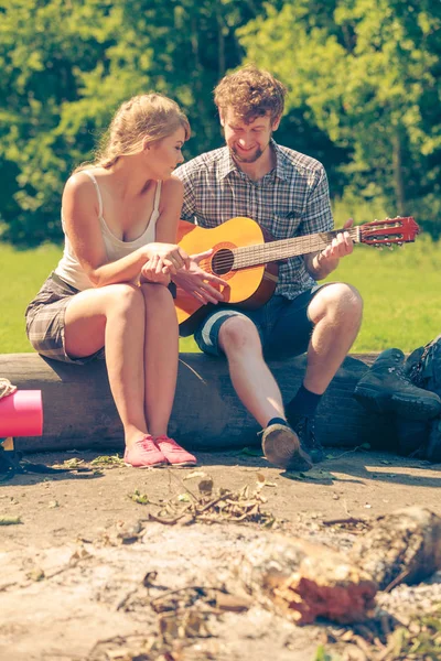 若いカップル屋外キャンプのギターを弾く — ストック写真