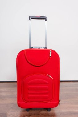 Evde yere seyahat için kırmızı çanta