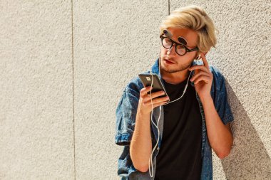 Kulaklık ile hippi adam dinleme müzik