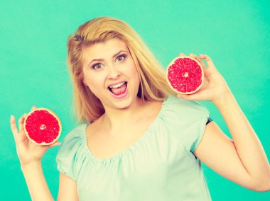 Kadın greyfurt narenciye meyve elinde tutan